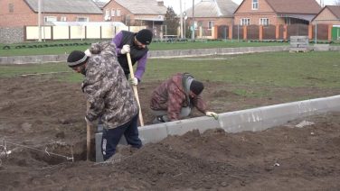 Погода благоустройству не помеха: в микрорайоне Капустино  готовят спортивную площадку, в Конезаводе имени Буденного — детский игровой комплекс
