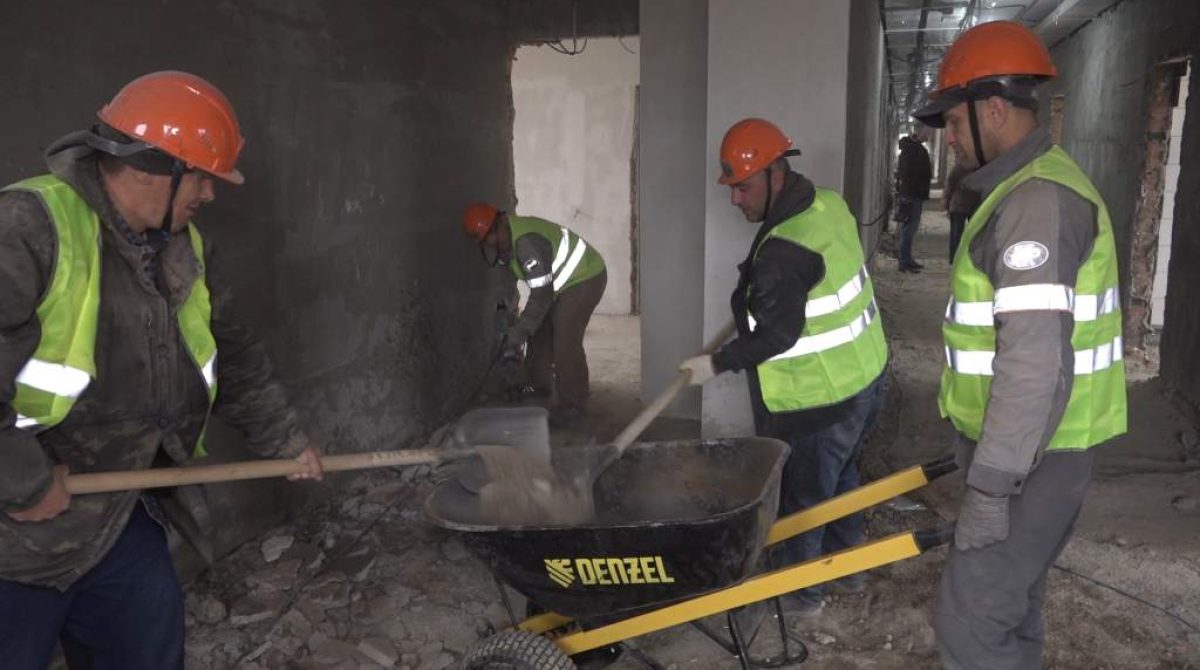 И на крыше, и на этажах: в поликлинике — капитальный ремонт, работает новый подрядчик