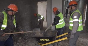 И на крыше, и на этажах: в поликлинике — капитальный ремонт, работает новый подрядчик