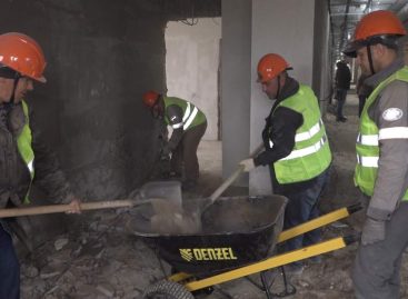 И на крыше, и на этажах: в поликлинике — капитальный ремонт, работает новый подрядчик