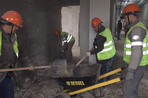 И на крыше, и на этажах: в поликлинике — капитальный ремонт, работает новый подрядчик