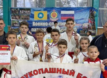 Сальский «Боец» посвятил победы морпехам