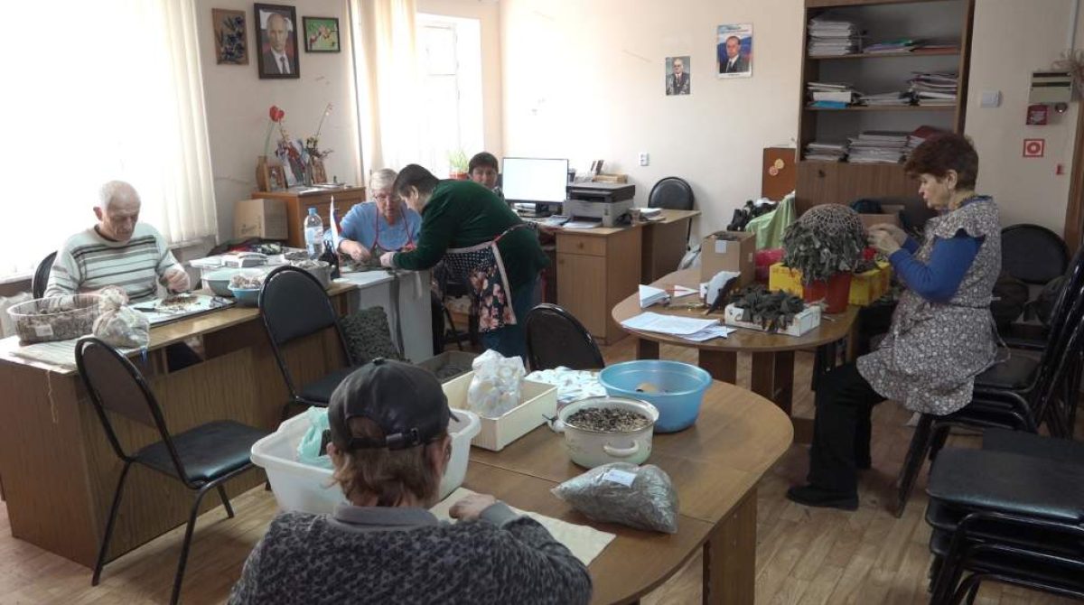 Активные, инициативные: волонтеры группы «Народ и фронт едины» готовят очередную партию гуманитарной помощи бойцам