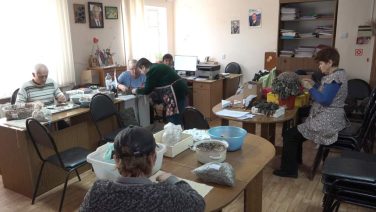 Активные, инициативные: волонтеры группы «Народ и фронт едины» готовят очередную партию гуманитарной помощи бойцам