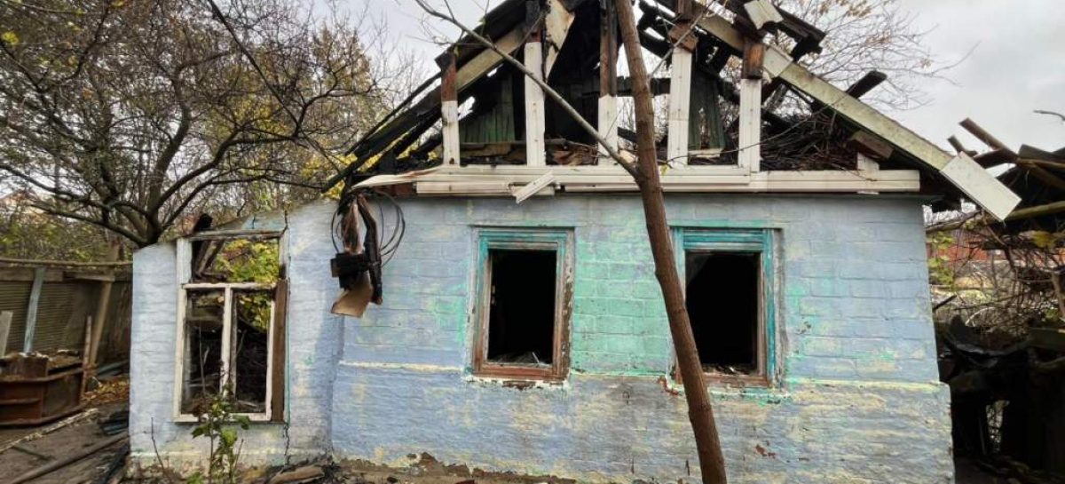 В Сальске, на Дзержинского, ночью загорелся дом