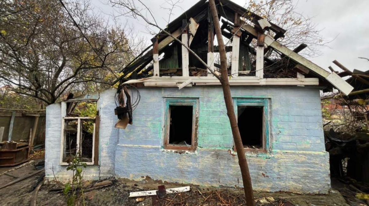 В Сальске, на Дзержинского, ночью загорелся дом