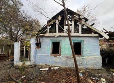 В Сальске, на Дзержинского, ночью загорелся дом