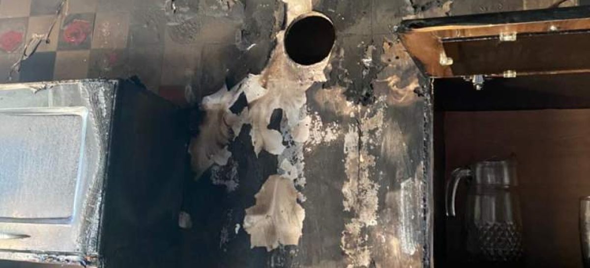 В Сальском районе из-за замыкания вытяжки загорелась кухня