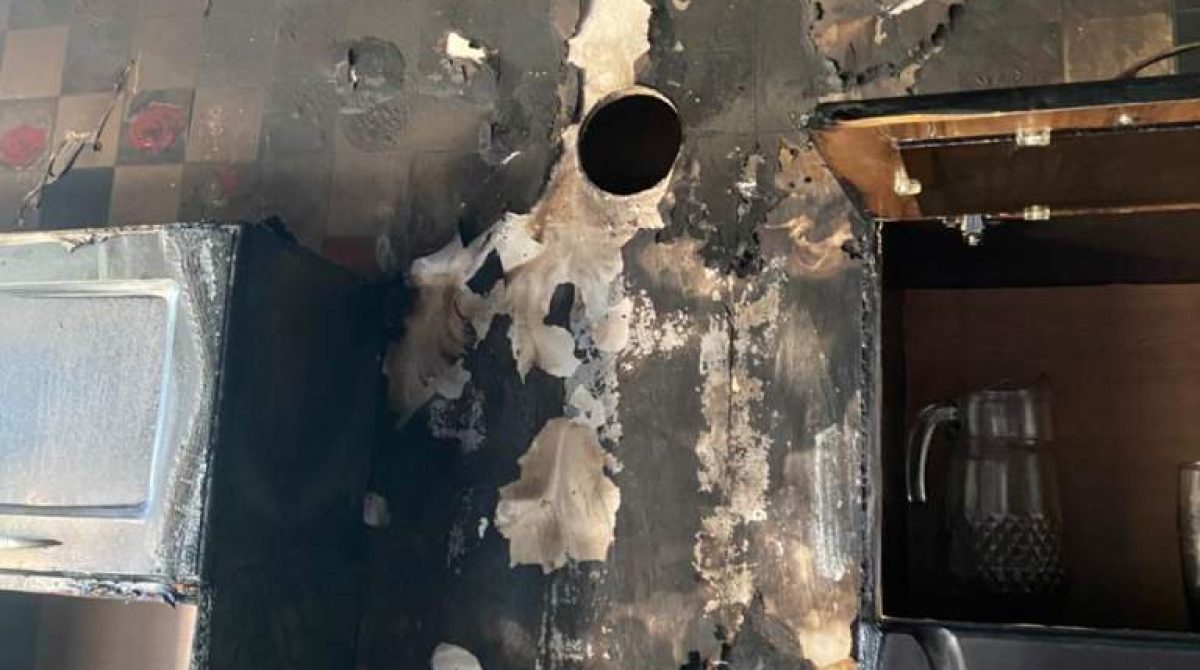 В Сальском районе из-за замыкания вытяжки загорелась кухня