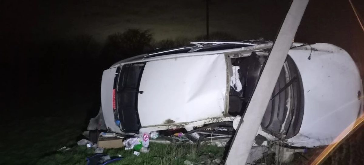 В Сальском районе 18-летняя девушка-водитель на «Киа Рио» врезалась в столб