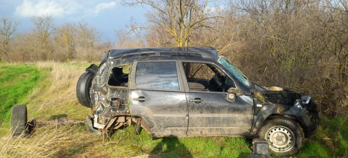 В Сальском районе «Нива» опрокинулась в кювет