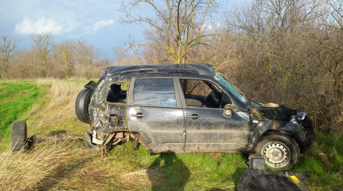 В Сальском районе «Нива» опрокинулась в кювет