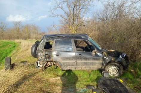 В Сальском районе «Нива» опрокинулась в кювет