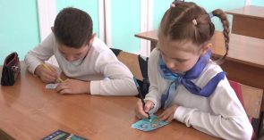 Бойцам — к Новому году: открытки, браслеты, подарки готовит отряд «Березовчанка»