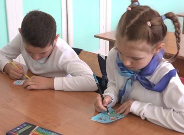 Бойцам — к Новому году: открытки, браслеты, подарки готовит отряд «Березовчанка»