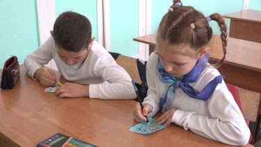 Бойцам — к Новому году: открытки, браслеты, подарки готовит отряд «Березовчанка»