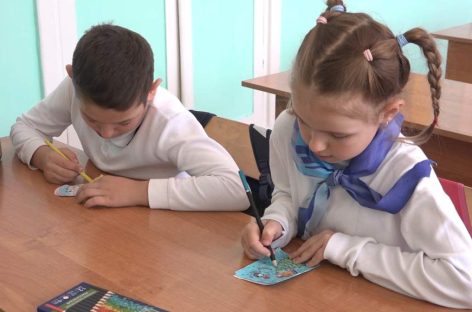 Бойцам — к Новому году: открытки, браслеты, подарки готовит отряд «Березовчанка»