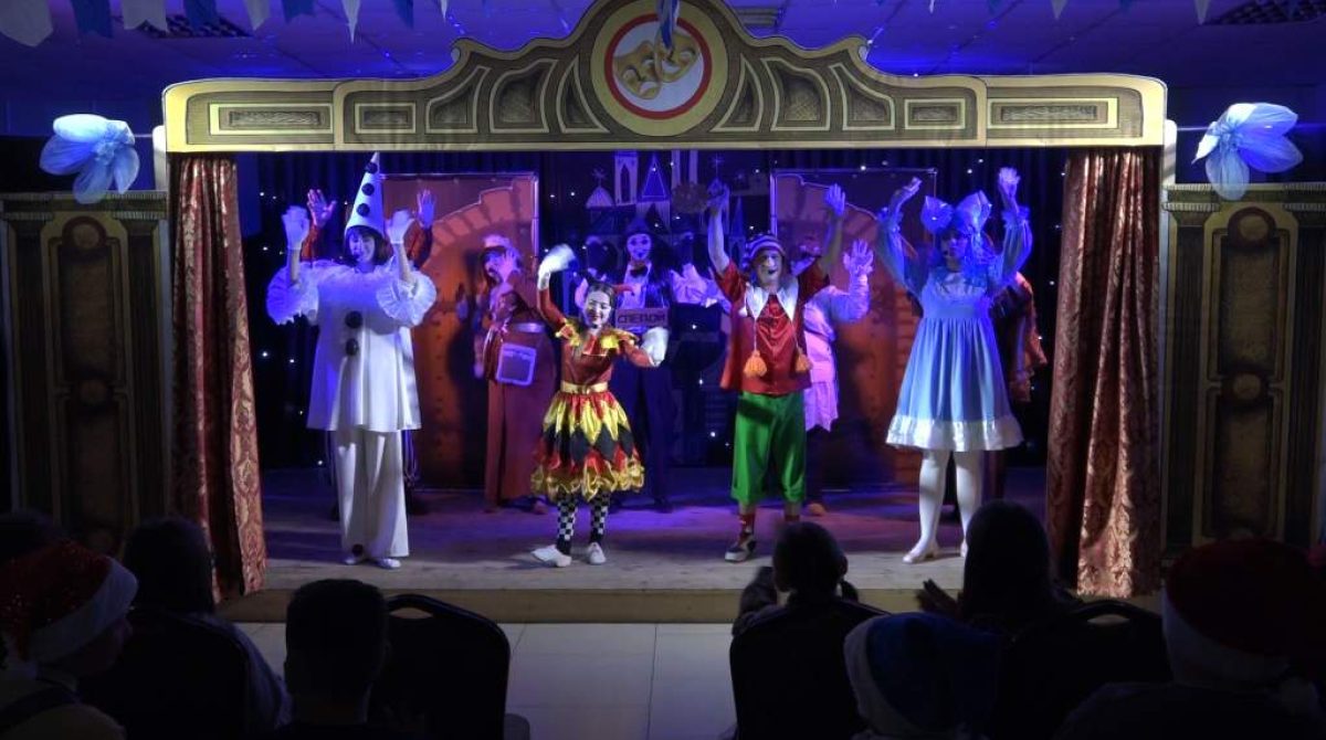 Крекс, фекс, пекс — поехали! Сказку «Приключения Буратино» показали школьникам работники городского Дворца культуры