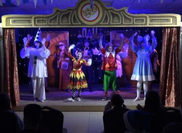 Крекс, фекс, пекс — поехали! Сказку «Приключения Буратино» показали школьникам работники городского Дворца культуры