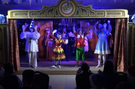 Крекс, фекс, пекс — поехали! Сказку «Приключения Буратино» показали школьникам работники городского Дворца культуры