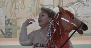 За день до старта новогодних елок: в ДК Гиганта все сверкает, идут репетиции