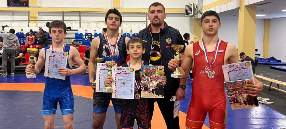 Сальские борцы соревновались за приз чемпиона мира