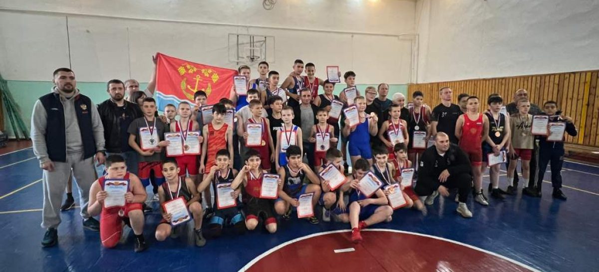 Сальские борцы завоевали медали межрайонного турнира