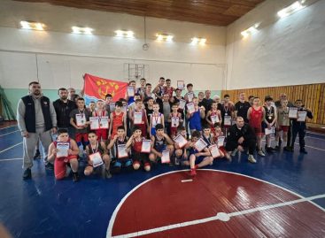 Сальские борцы завоевали медали межрайонного турнира