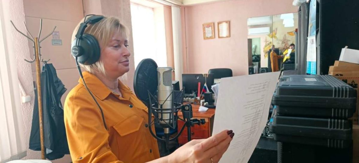 Он лечит раны солдат, она — их души песней…