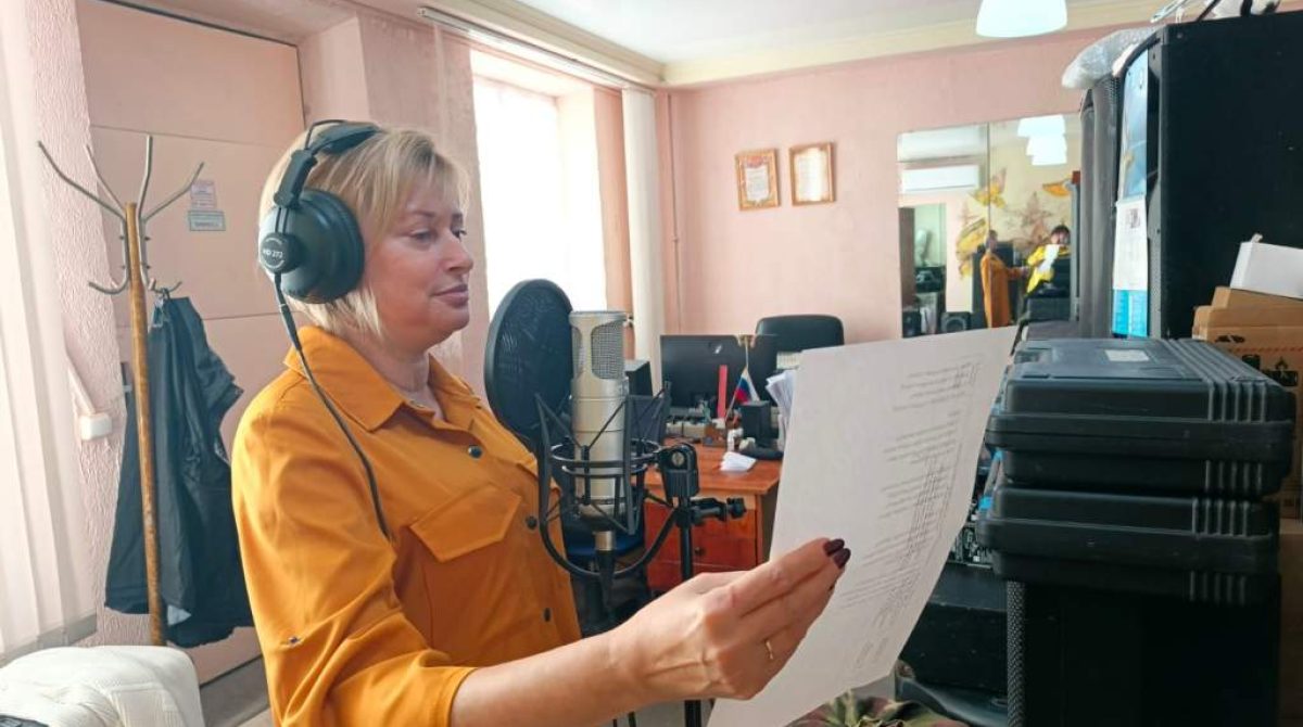 Он лечит раны солдат, она — их души песней…