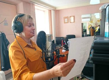 Он лечит раны солдат, она — их души песней…