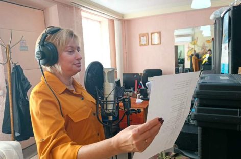 Он лечит раны солдат, она — их души песней…