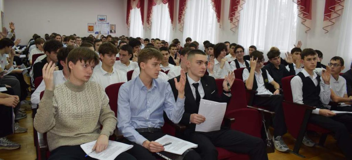 Председатель Комитета солдатских матерей Дона Любовь Горнушечкина встретилась с допризывниками Сальского района в школе № 3