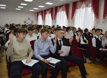 Председатель Комитета солдатских матерей Дона Любовь Горнушечкина встретилась с допризывниками Сальского района в школе № 3