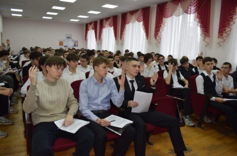 Председатель Комитета солдатских матерей Дона Любовь Горнушечкина встретилась с допризывниками Сальского района в школе № 3