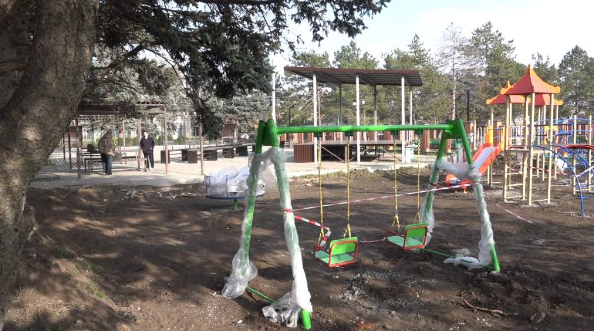 В Конезаводе имени Буденного установили новенький детский игровой комплекс