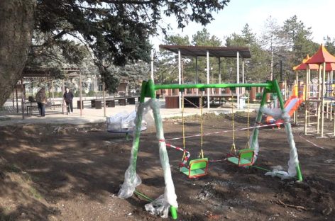 В Конезаводе имени Буденного установили новенький детский игровой комплекс