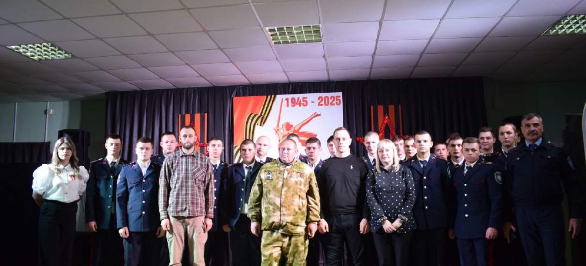 В День Героев Отечества участники СВО Алексей Анохин, Матвей Ткачёв и Денис Омелечко встретились с кадетами СККПЛ