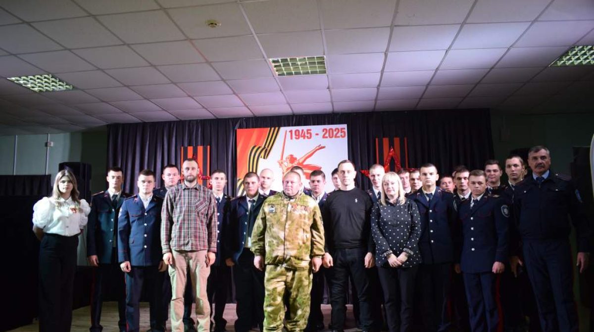 В День Героев Отечества участники СВО Алексей Анохин, Матвей Ткачёв и Денис Омелечко встретились с кадетами СККПЛ