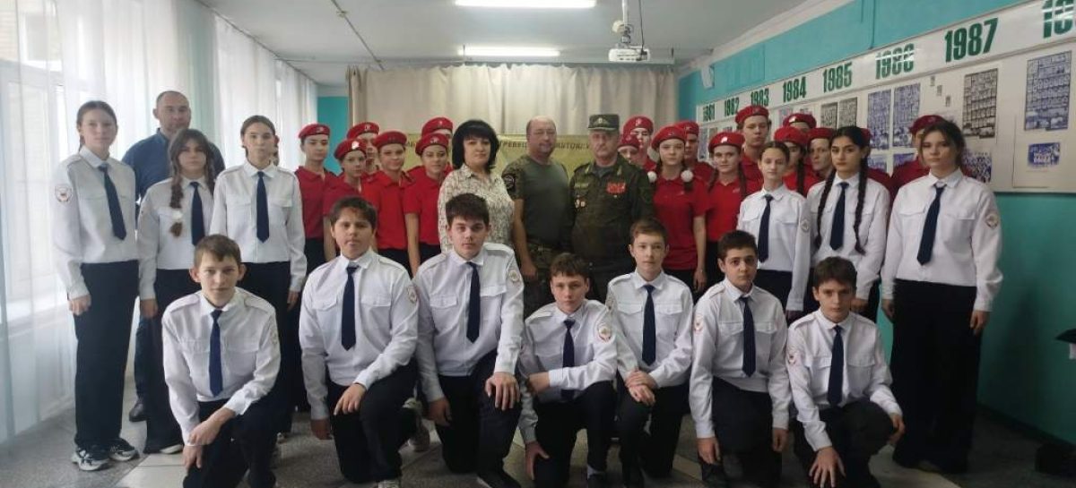 Передвижной Центр патриотического воспитания «Навстречу Победе!» Автоклуба № 1 РДК встретился со старшеклассниками школы № 21