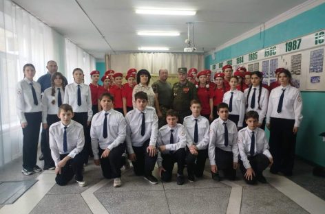 Передвижной Центр патриотического воспитания «Навстречу Победе!» Автоклуба № 1 РДК встретился со старшеклассниками школы № 21