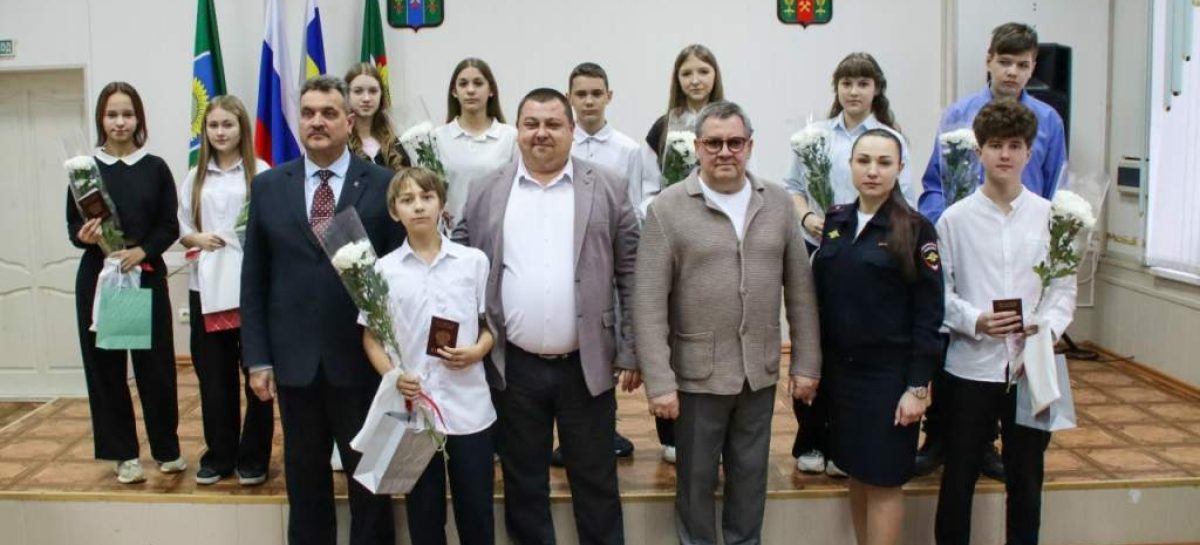 В День Конституции 14-летним сальчанам торжественно вручили паспорта граждан России