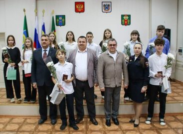 В День Конституции 14-летним сальчанам торжественно вручили паспорта граждан России