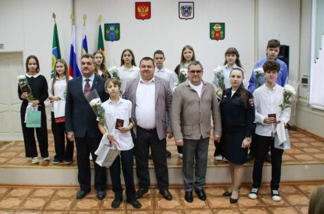 В День Конституции 14-летним сальчанам торжественно вручили паспорта граждан России