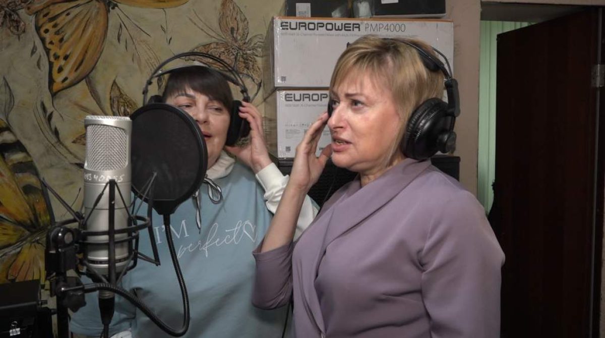 Посвящение бойцам: работник культуры Ирина Маслова написала новую песню