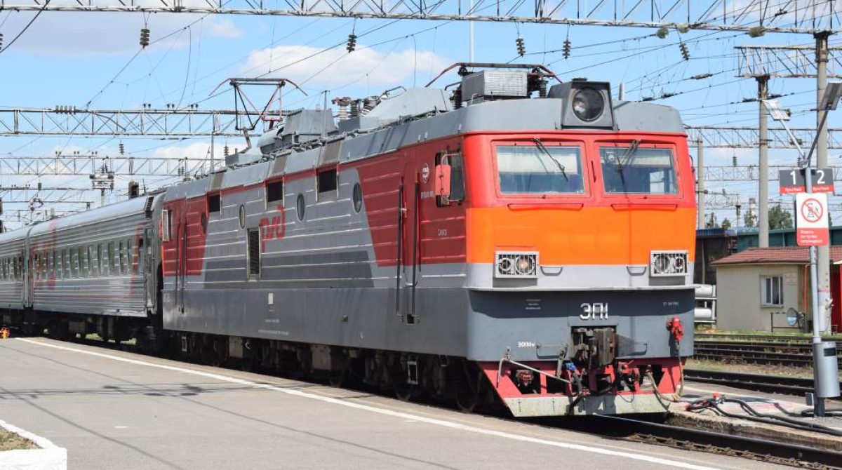 На перегоне «Пролетарская — Шаблиевская» грузовым поездом травмирована женщина