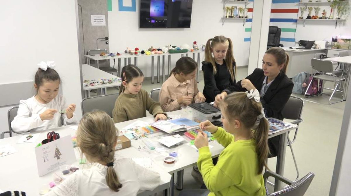 Эстафету волонтеров приняла творческая мастерская сальского парка: под руководством наставника дети плетут брелоки-талисманы