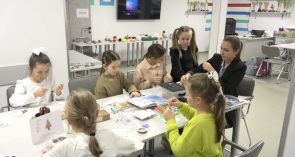 Эстафету волонтеров приняла творческая мастерская сальского парка: под руководством наставника дети плетут брелоки-талисманы