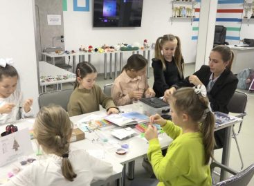 Эстафету волонтеров приняла творческая мастерская сальского парка: под руководством наставника дети плетут брелоки-талисманы