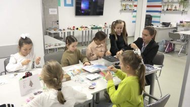 Эстафету волонтеров приняла творческая мастерская сальского парка: под руководством наставника дети плетут брелоки-талисманы